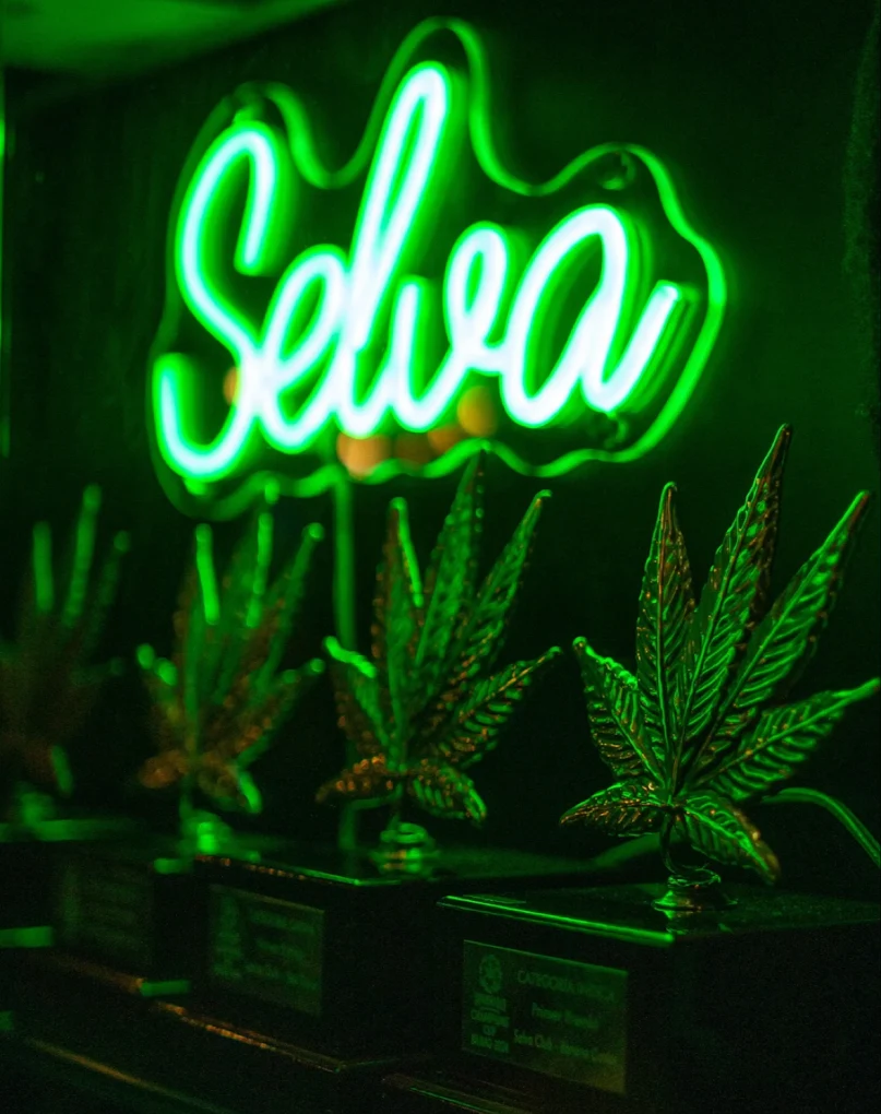 Interior Selva Clube BCN — neón y trofeos
