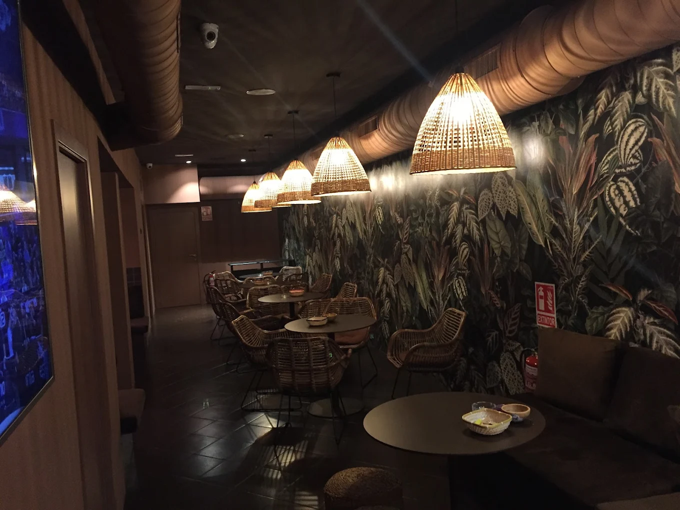 Sala principal con murales tropicales
